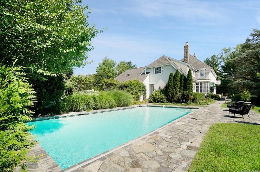 15 Lakeside Dr, Rye NY  10580-1853 exterior