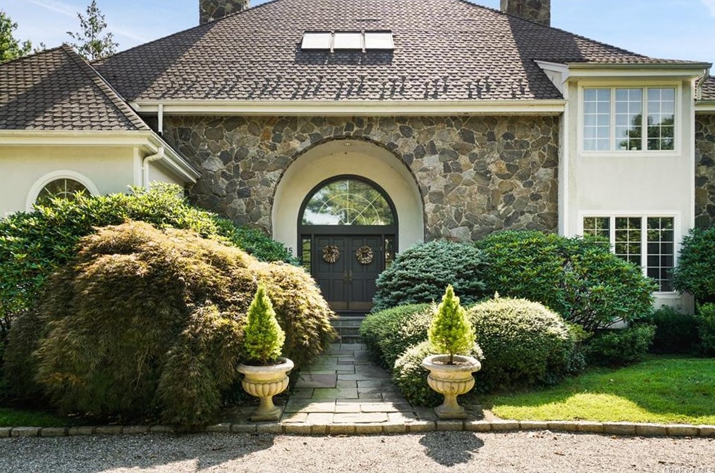 15 Lakeside Dr, Rye NY  10580-1853 exterior
