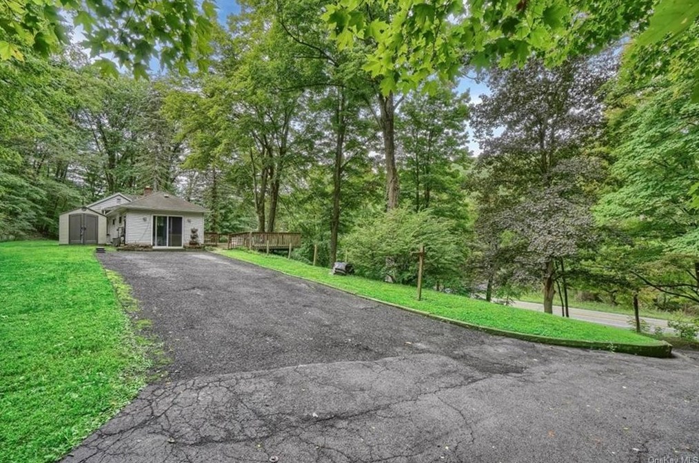 1475 Lakes Rd, Monroe, NY 10950-4225