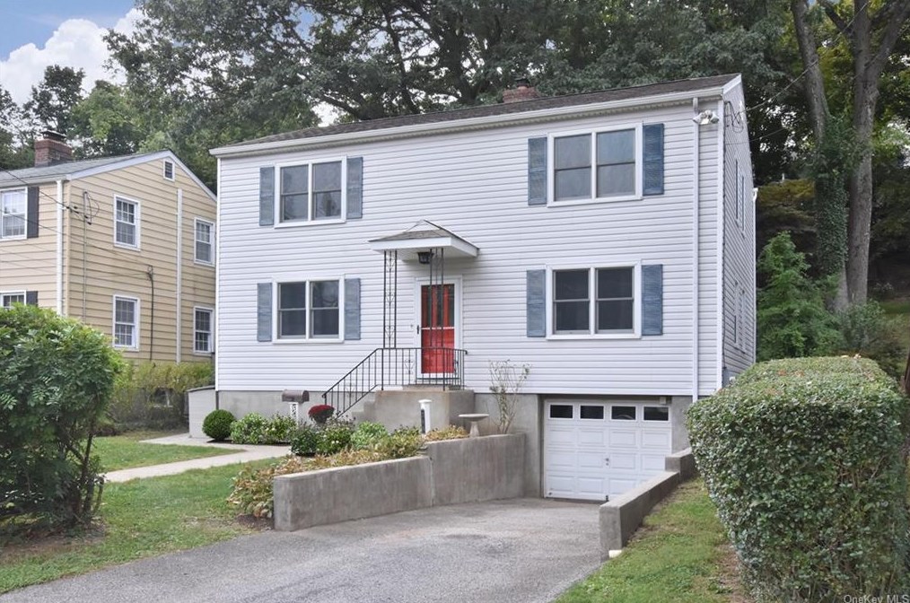208 Farragut Ave, Yonkers, NY 10706-3132
