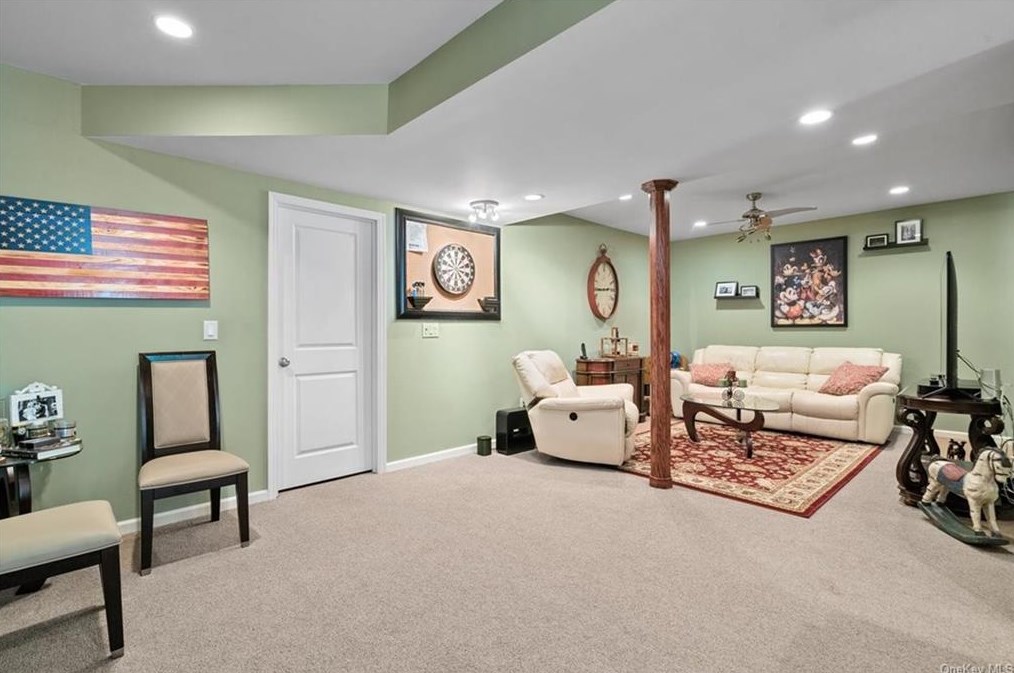 10 Vlg Ct, East Fishkill NY  12533-8120 exterior