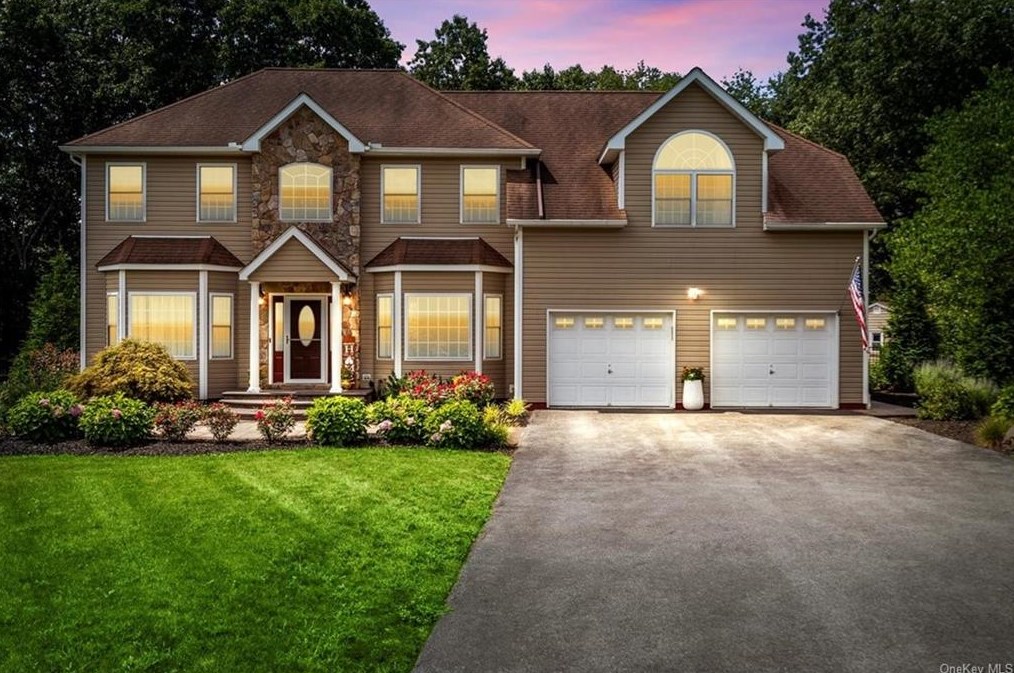 10 Vlg Ct, East Fishkill NY  12533-8120 exterior