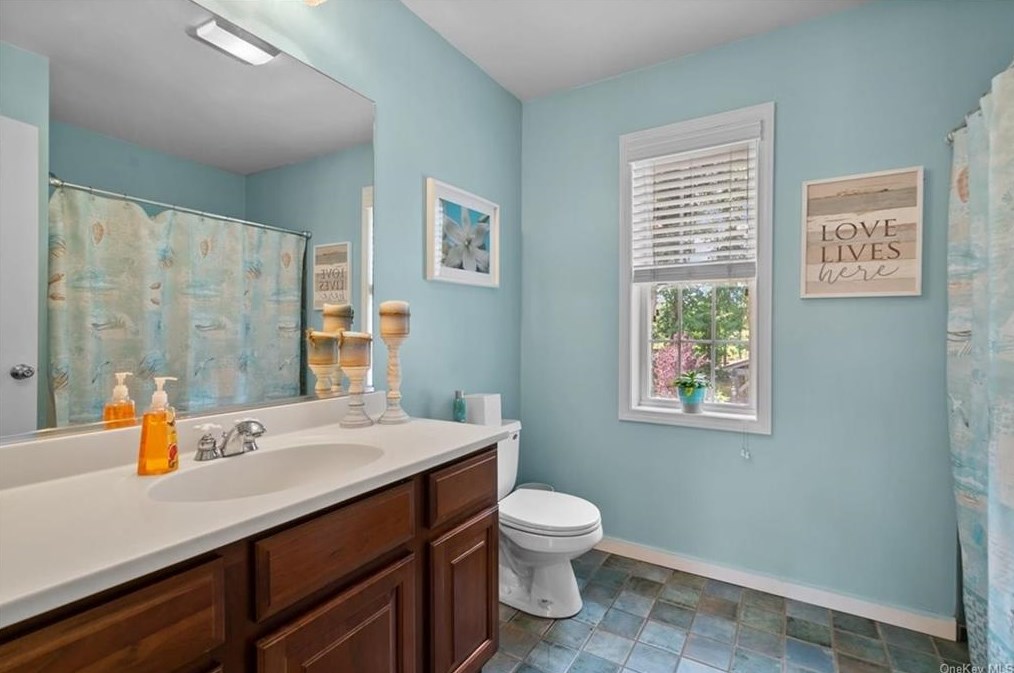 10 Vlg Ct, East Fishkill NY  12533-8120 exterior