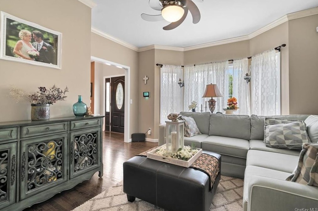 10 Vlg Ct, East Fishkill NY  12533-8120 exterior