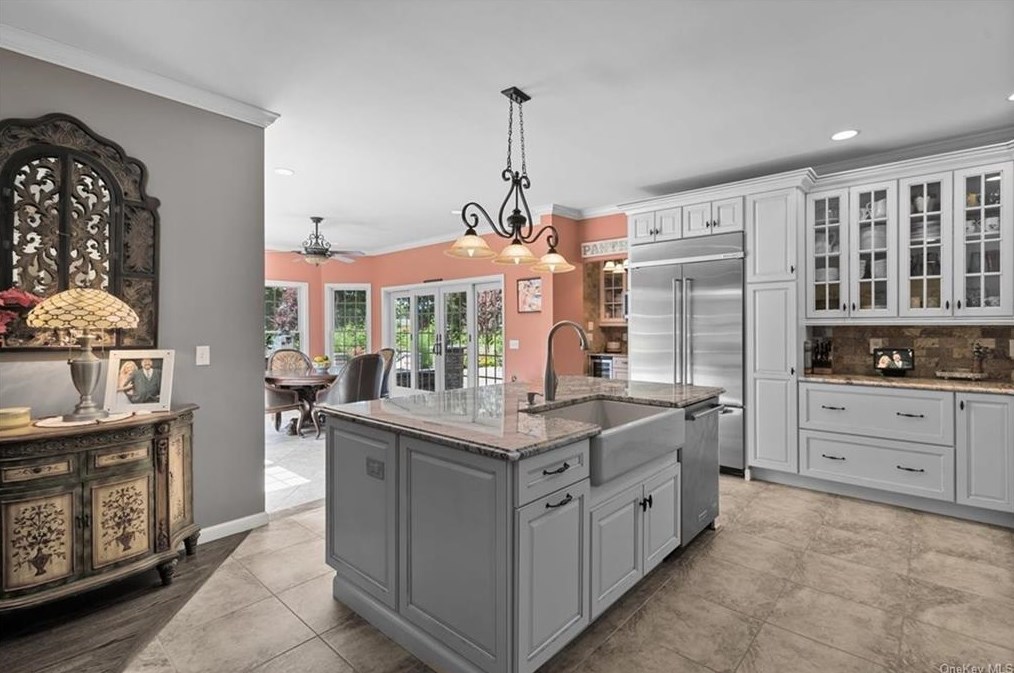 10 Vlg Ct, East Fishkill NY  12533-8120 exterior