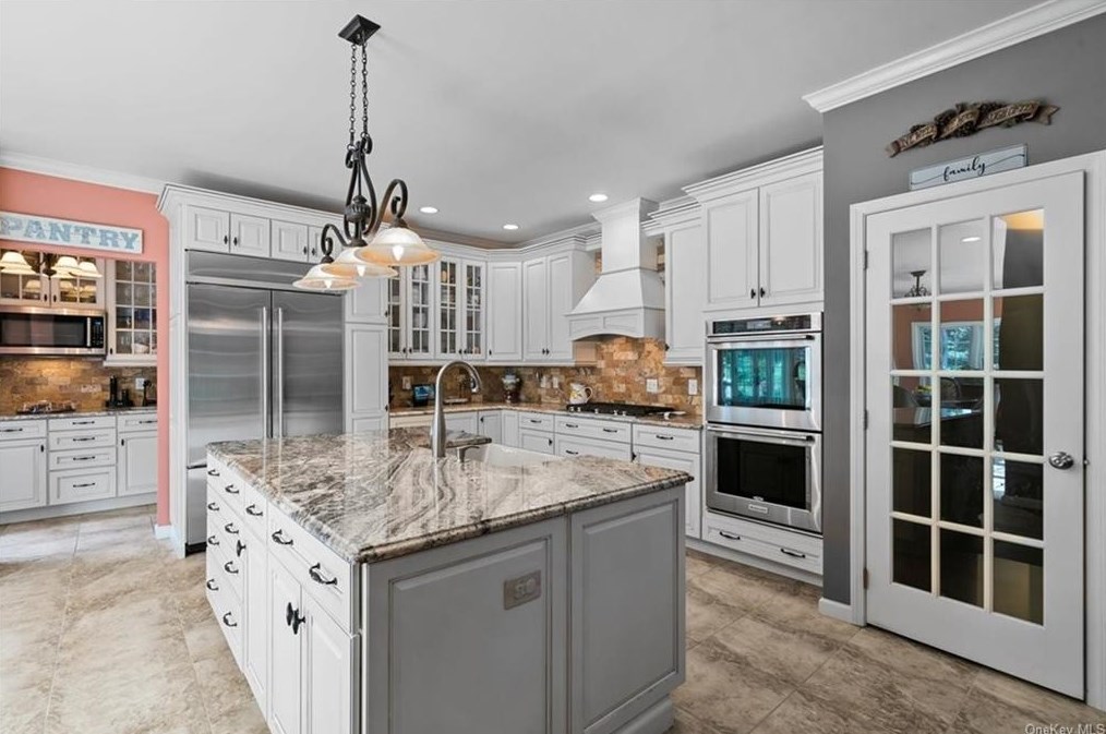 10 Vlg Ct, East Fishkill NY  12533-8120 exterior