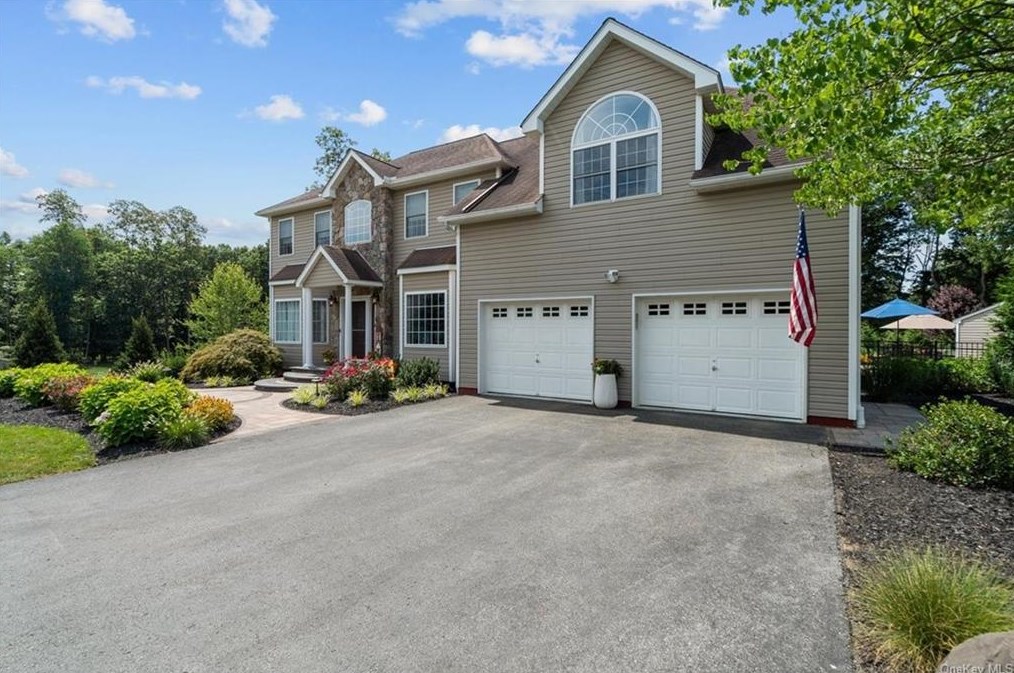 10 Village Ct, East Fishkill NY  12533-8120 exterior