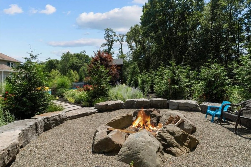 10 Vlg Ct, East Fishkill NY  12533-8120 exterior