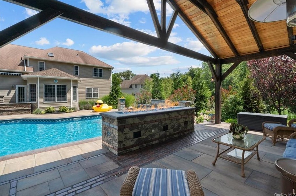 10 Vlg Ct, East Fishkill NY  12533-8120 exterior