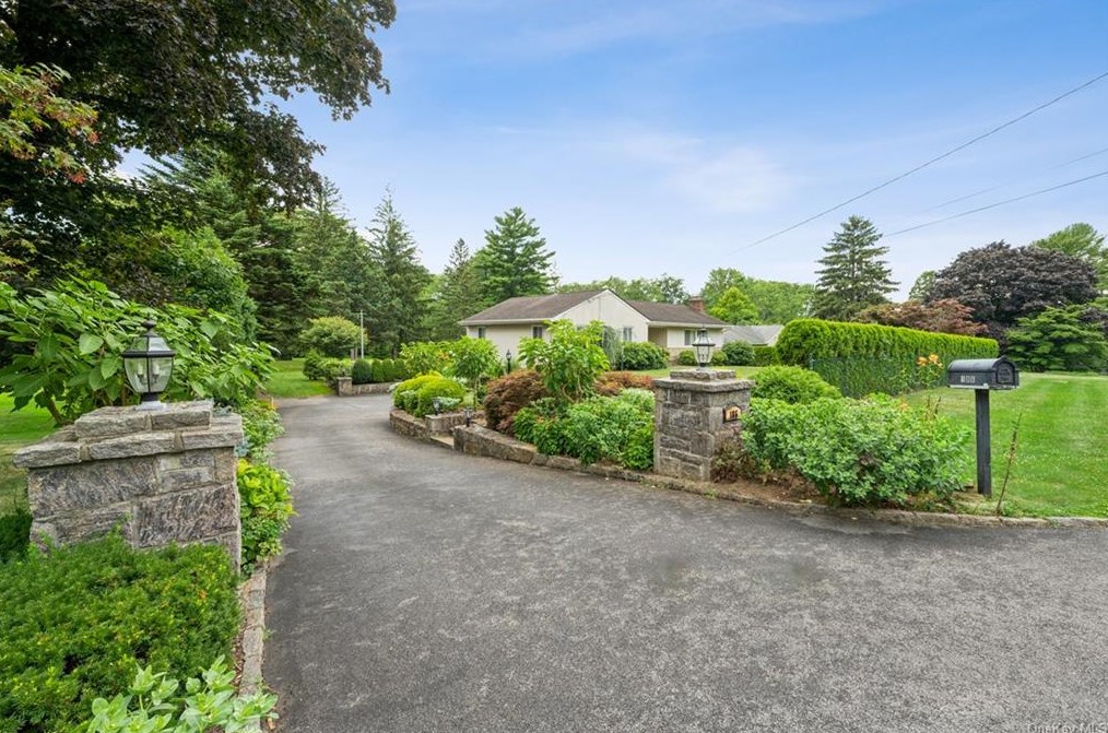 186 Nanny Hagen Rd, Thornwood, NY 10594
