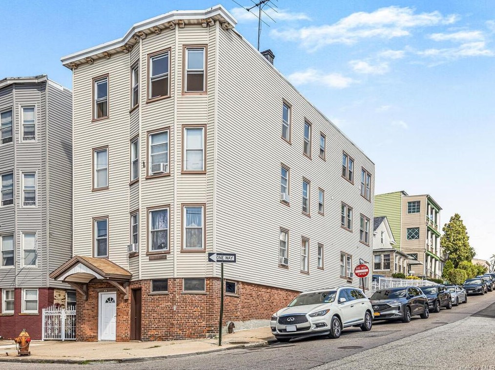 44 William St, Yonkers, NY 10701-6130