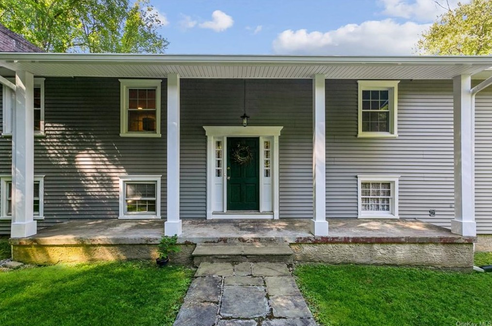 32 Deerfield Ln S, Pleasantville, NY 10570
