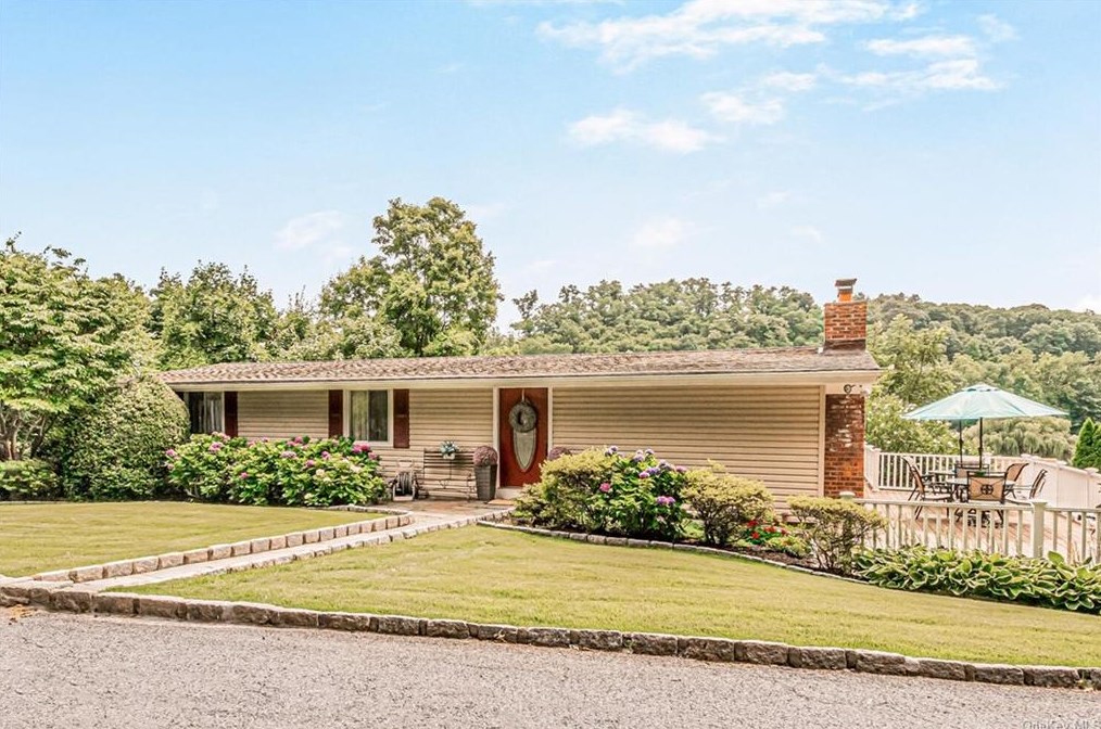 14 Middlesex Ln, Yonkers, NY 10710-4301
