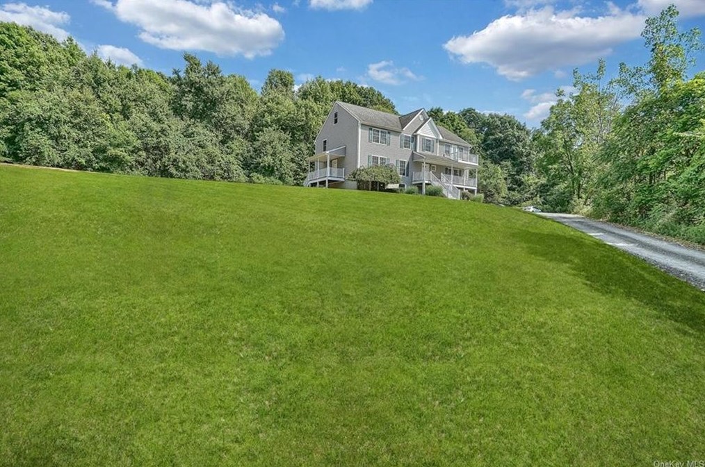 8 Bel Air Dr, Wallkill NY  12589-8901 exterior