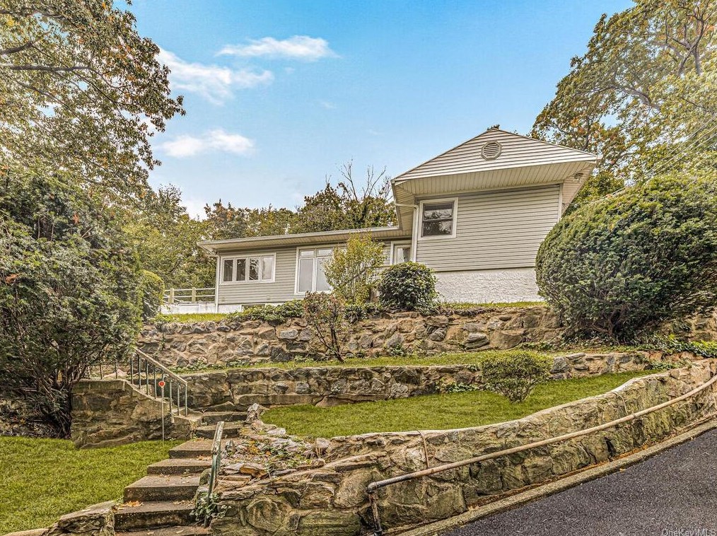 21 Middlesex Ln, Yonkers, NY 10710-4301