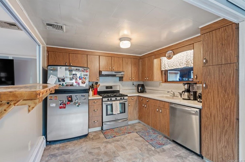 212 Sycamore Dr, Newburgh, NY 12553-5961