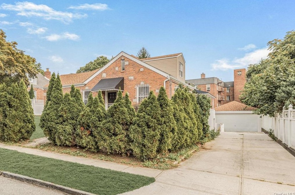 64 New Ave, Yonkers, NY 10704-4331