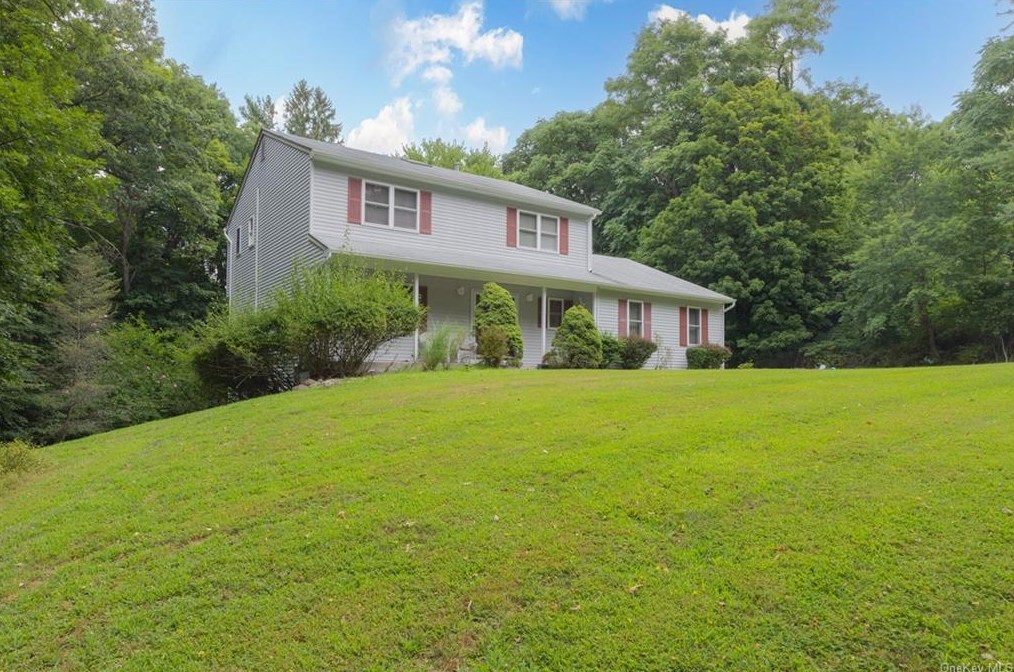 11 Robin Rd, Chestnut Ridge, NY 10977-6123