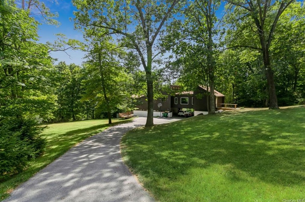 147 Pine Ridge Dr, East Fishkill, NY 12533-5673
