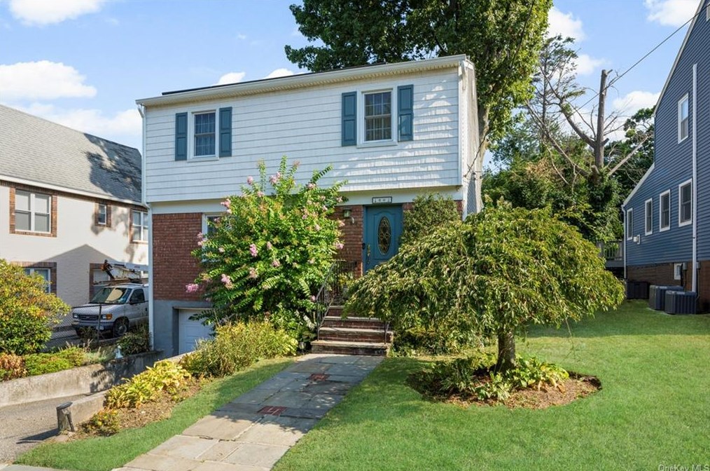 18 Holls Ter, Yonkers, NY 10701-1707