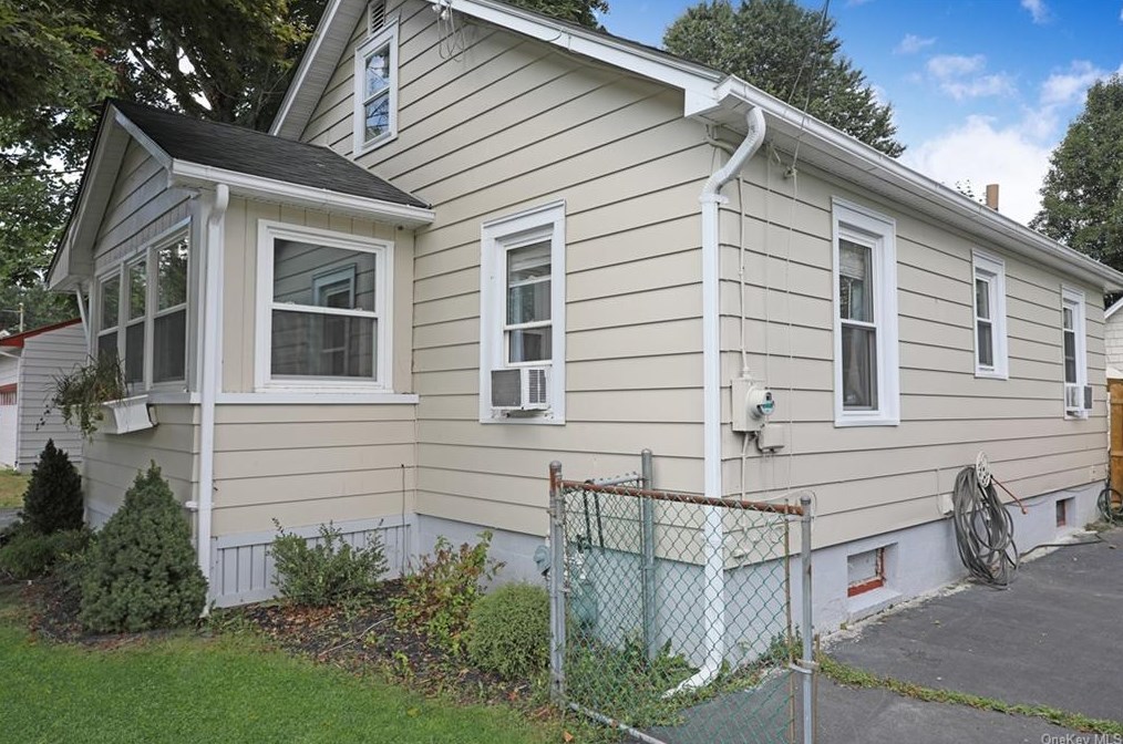 8 Liberty St, Port Jervis, NY 12771-2825