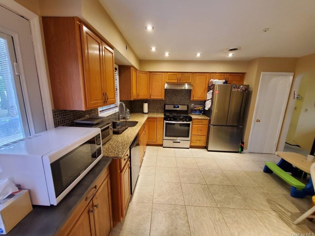 5 Hobart Ct, New City, NY 10956-1913