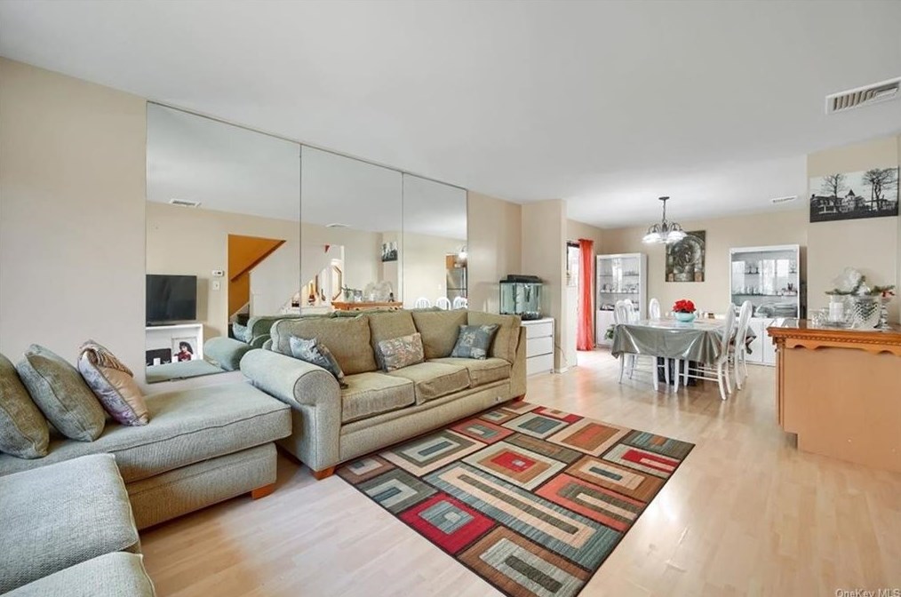 438 Country Club Ln, Mount Ivy, NY 10970-2564