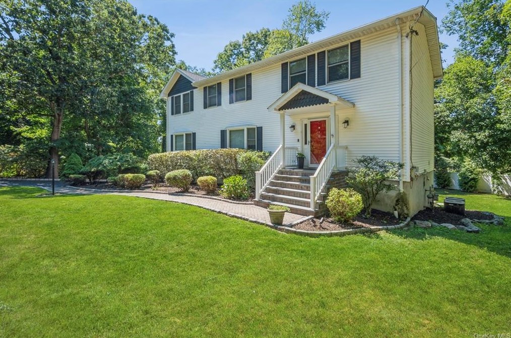 10 Carleton Ave, Briarcliff, NY 10510