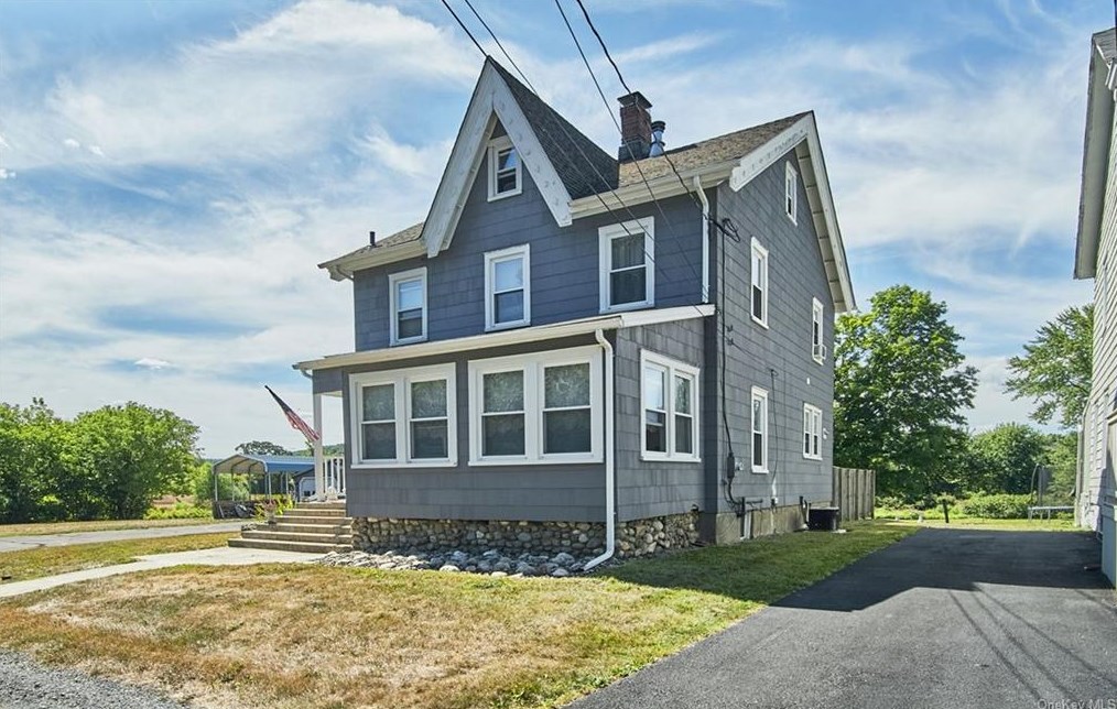16 Sanford Ave, Chester, NY 10918-1205