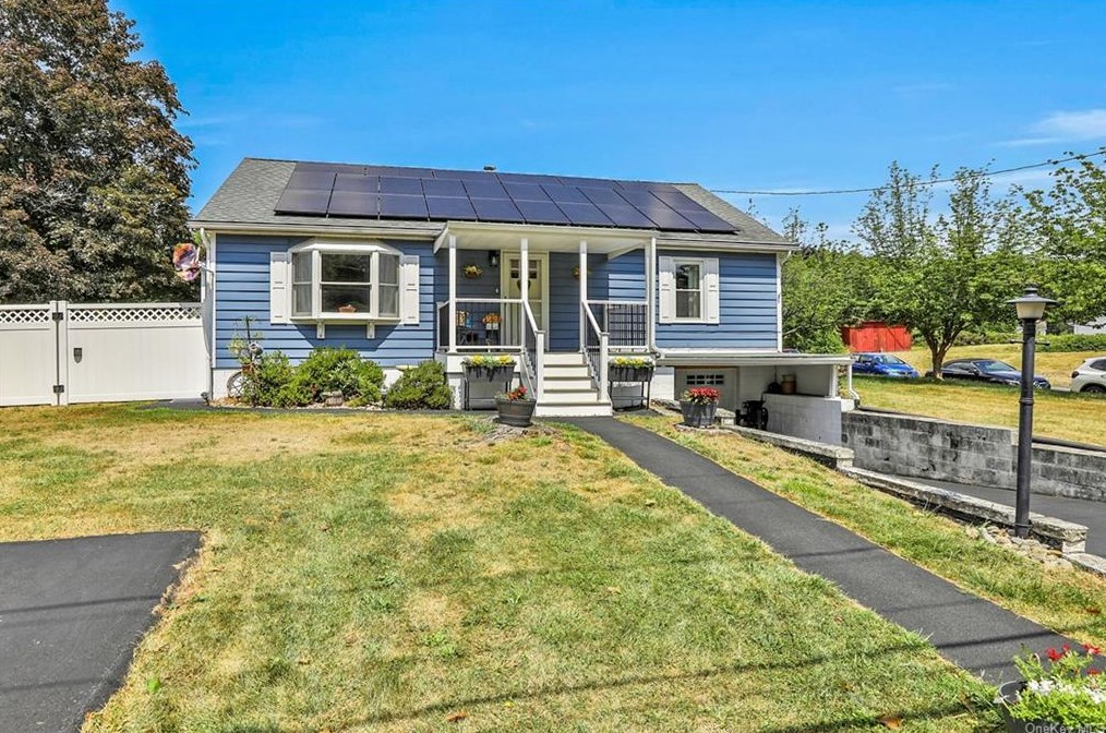 33 Old Post Rd, Newburgh, NY 12550-1108