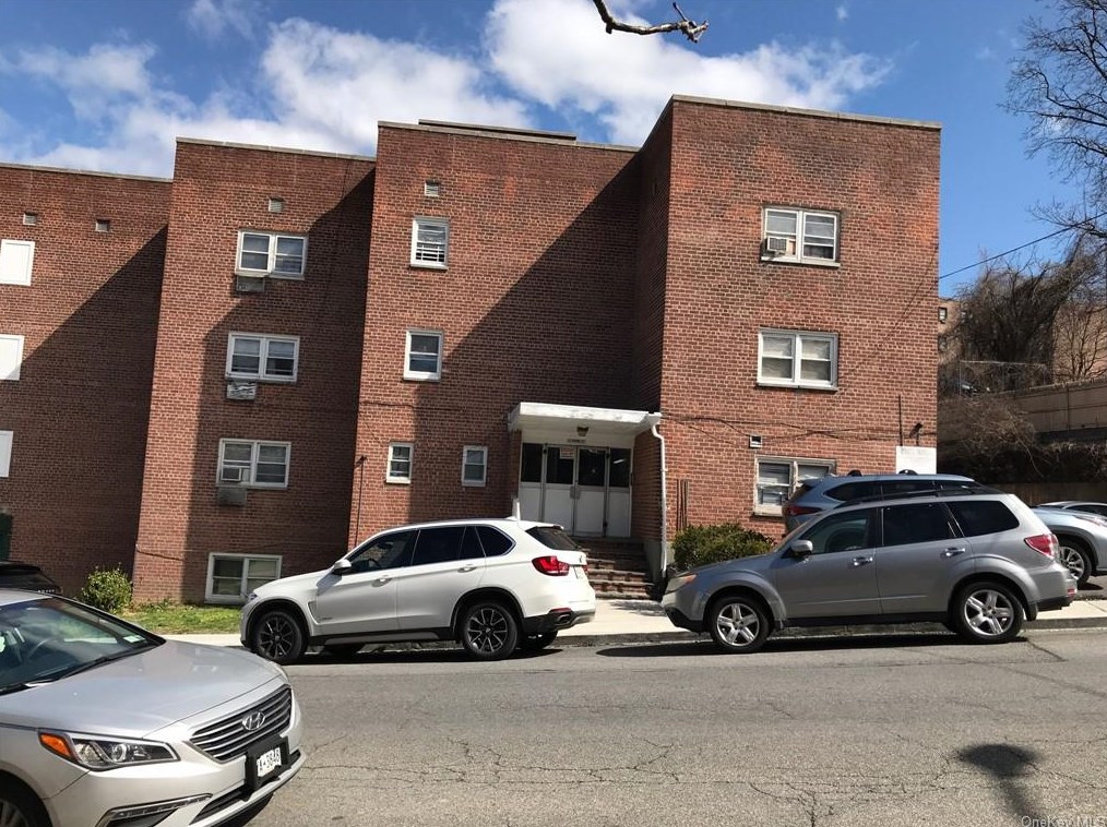 172 Ravine Ave, Yonkers, NY 10701-1841