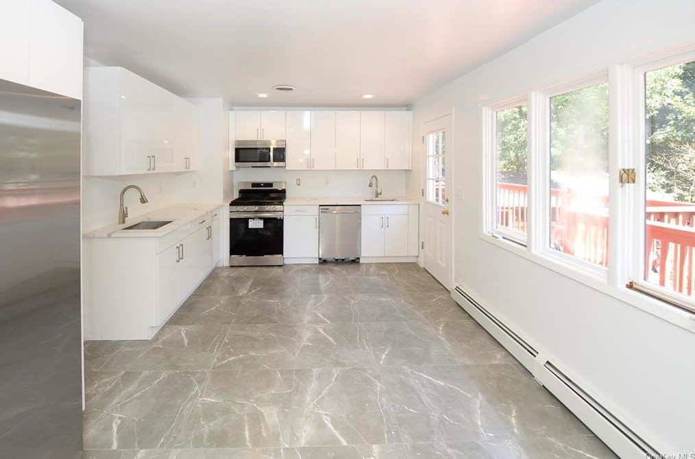 5 Ravenna Dr, Mount Ivy, NY 10970-3607