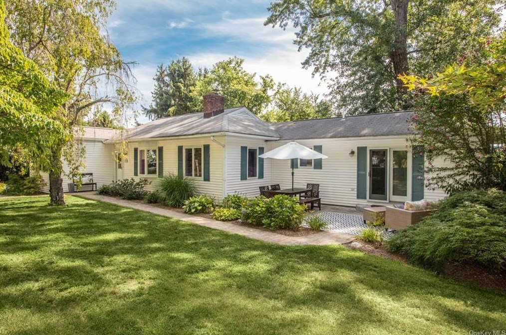 205 Parkview Pl, Mount Kisco, NY 10549-1823