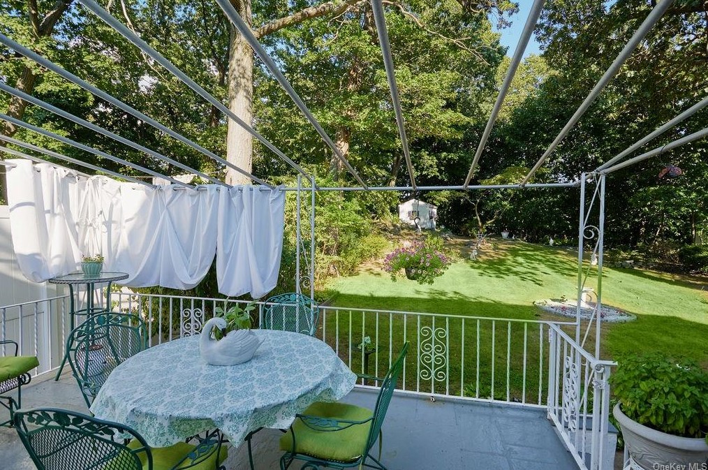 66 Gramercy Ave, Yonkers NY 10701-5123 exterior