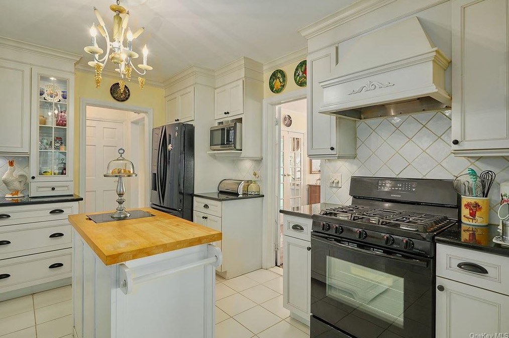 66 Gramercy Ave, Yonkers NY 10701-5123 exterior