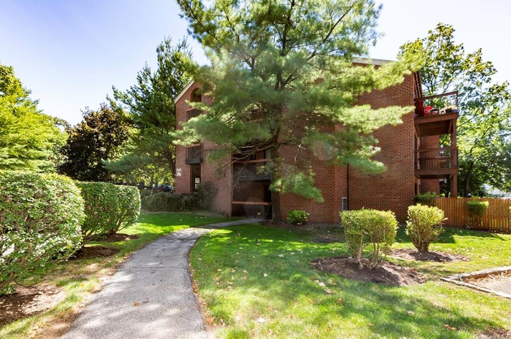 14 Bronxville Glen Dr, Yonkers, NY 10708-6846