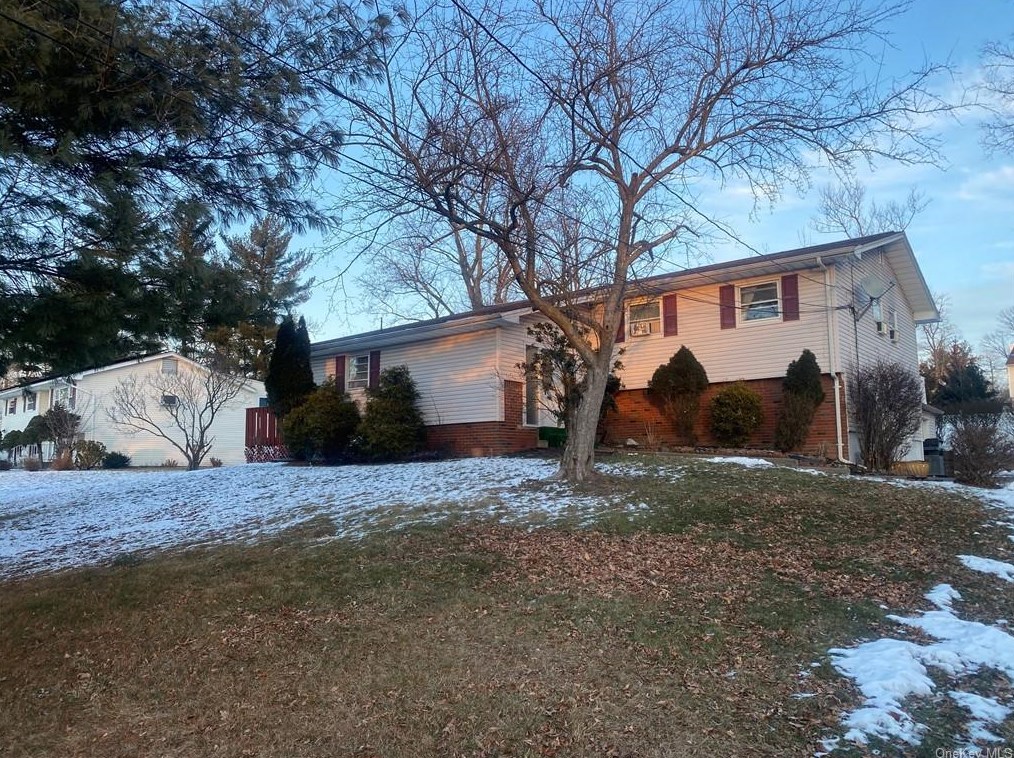22 Oxford Ct, Chestnut Ridge, NY 10977-4527