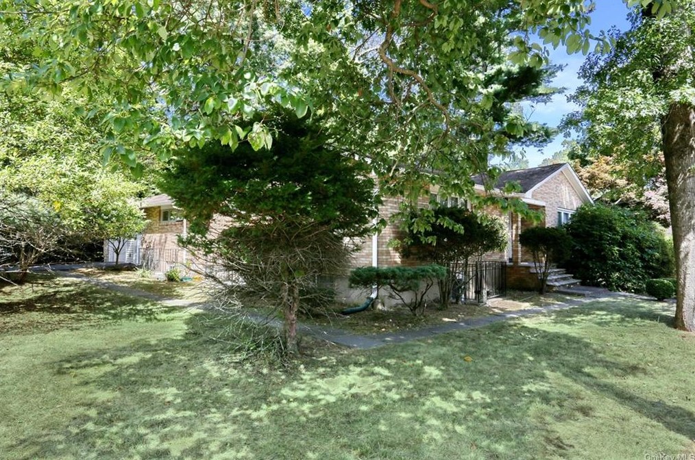 16 Mountain Ave, Chestnut Ridge, NY 10952-2944