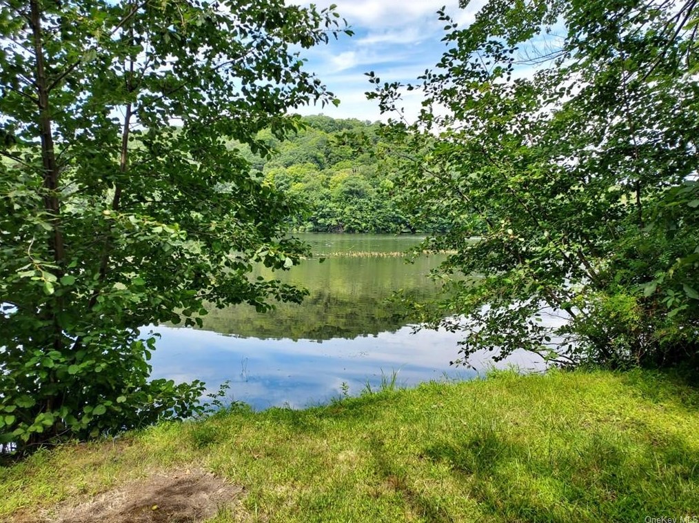 112 Seven Hills Lake Dr, Kent Lakes, NY 10512-3504