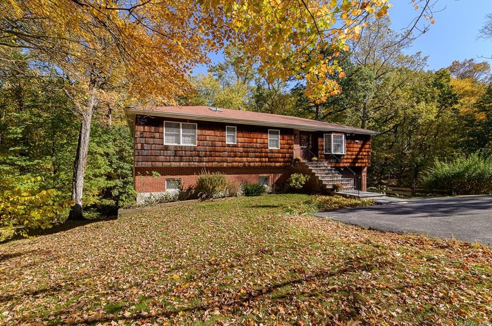 55 Suzanne Ln, Pleasantville, NY 10570