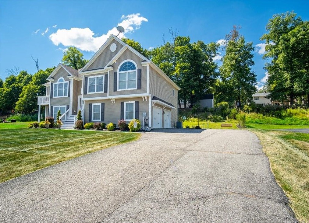 17 Deangelis Dr, Monroe, NY 10950-3000