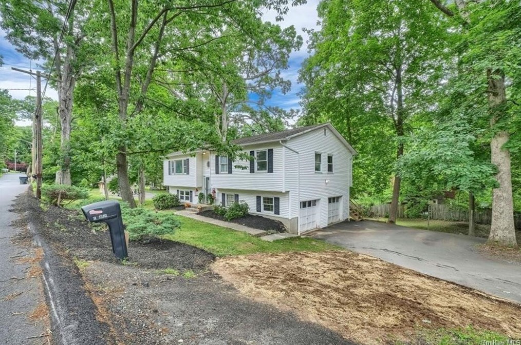 58 Edgewood Dr, Central Valley, NY 10917