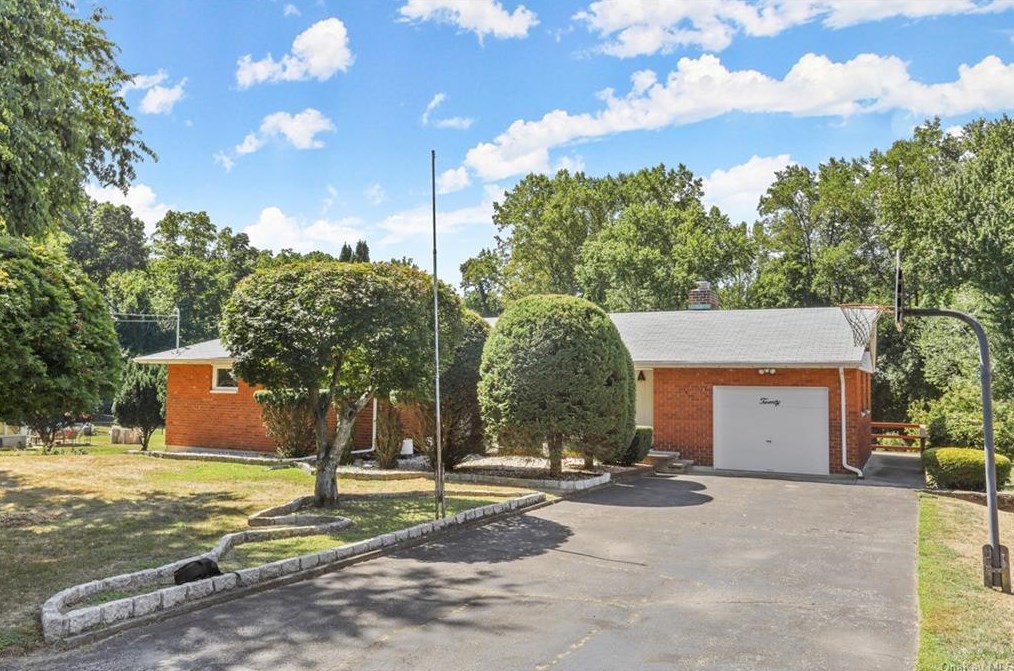 20 Covert St, Montrose, NY 10548-1103