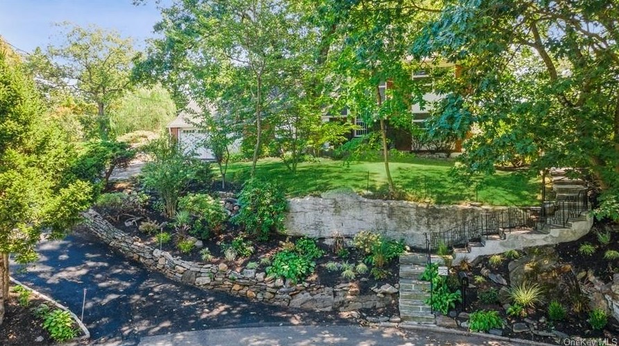 24 Rock Ridge Cir, New Rochelle, NY 10804