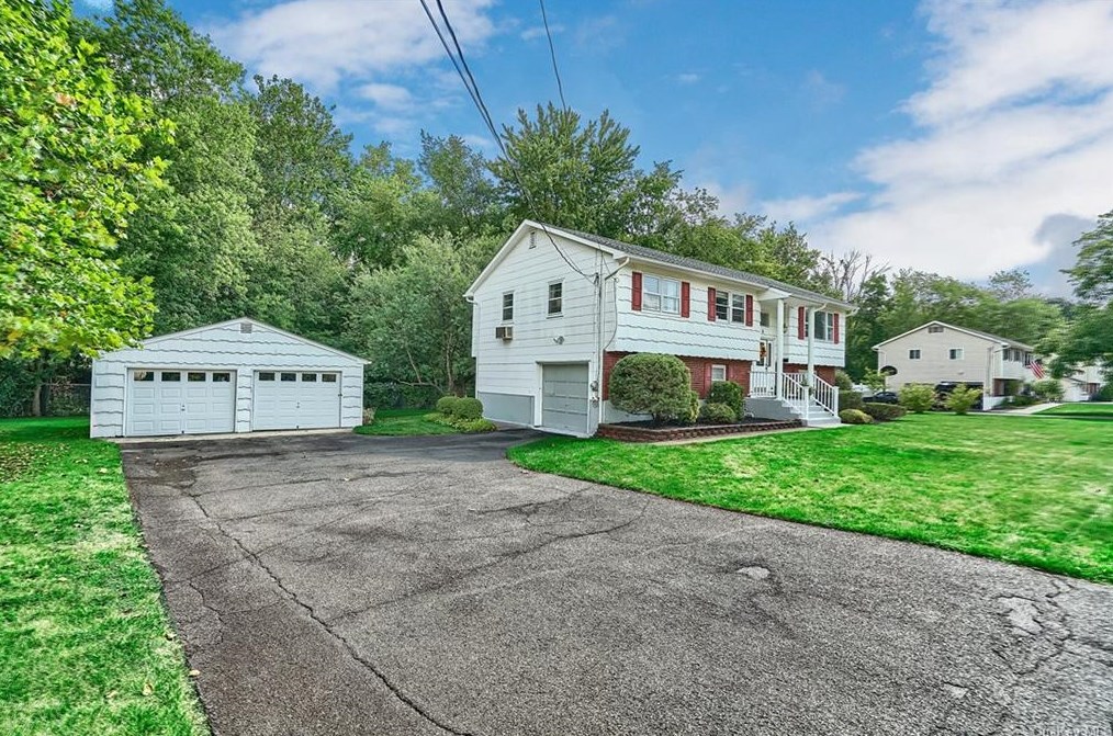 5 John F Kennedy Dr, Blauvelt, NY 10913-1615