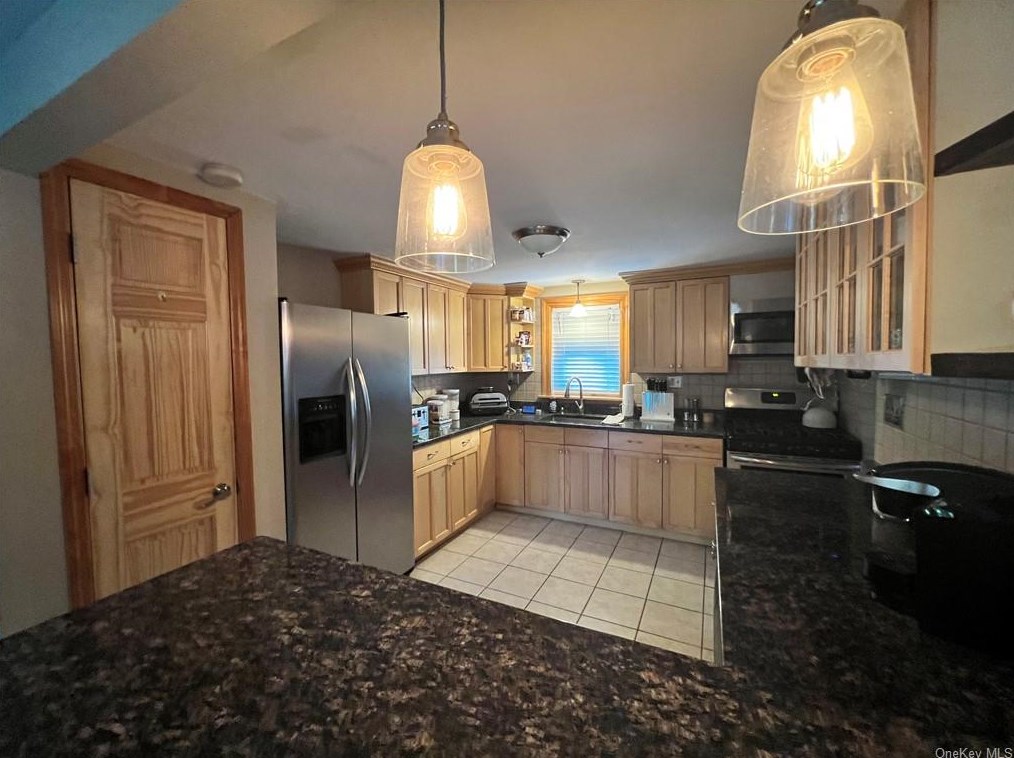 21 Hill St, Newburgh, NY 12550-6612
