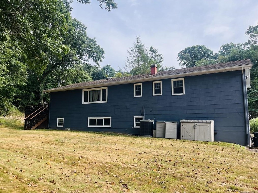 21 Capri Dr, Chestnut Ridge, NY 10977-7041