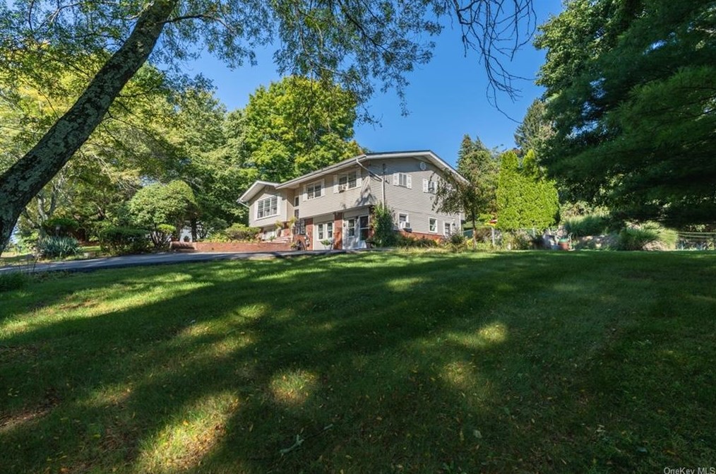 14 Smith Hill Rd, Chestnut Ridge, NY 10952-7711