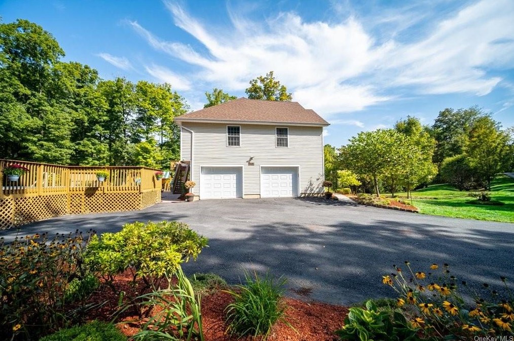 10 Peaceful Ct, Wallkill, NY 12589-5923