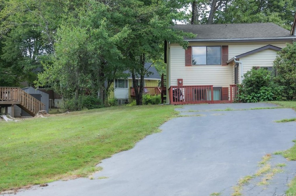 9 Laura Ln, Kiamesha Lake, NY 12751-5039